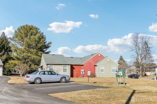 view of front of house with a front lawn