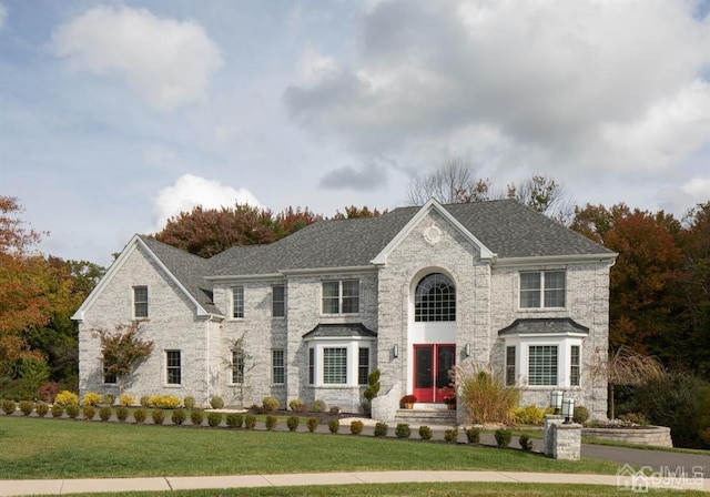 view of front of house featuring a front lawn