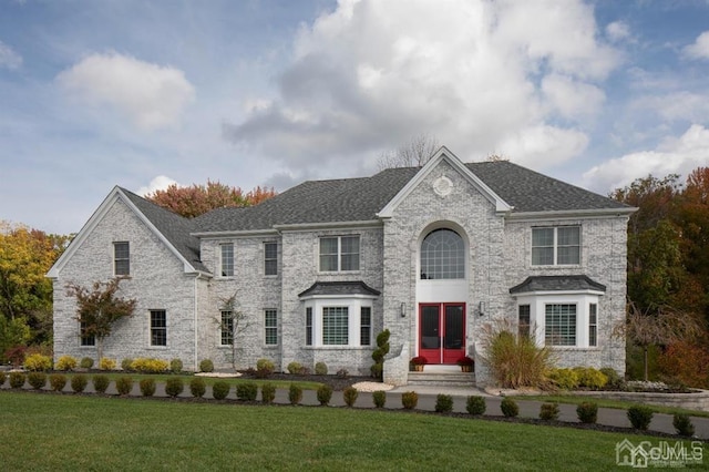 view of front of property with a front yard