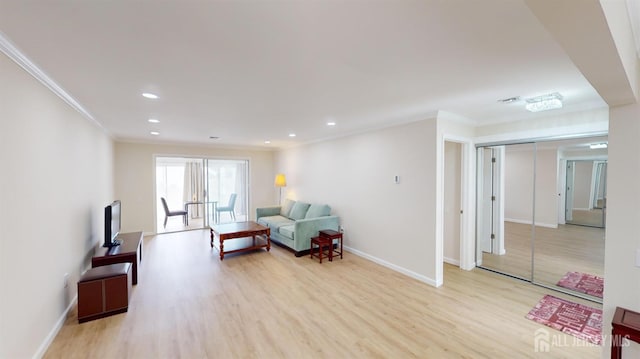 living room with crown molding, recessed lighting, baseboards, and light wood-type flooring