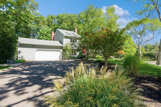 view of front facade featuring a garage