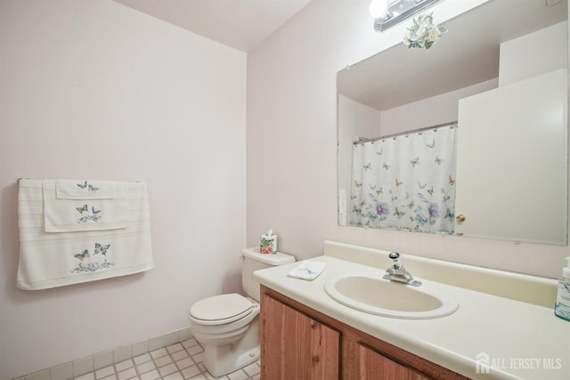 full bath with a shower with curtain, baseboards, toilet, and vanity