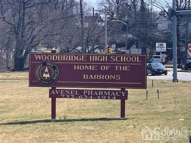 community / neighborhood sign featuring a lawn