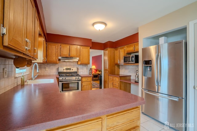 5 Wetherhill Way S, Brunswick, NJ 08810 - kitchen with stainless steel appliances, a sink, under cabinet range hood, tasteful backsplash, and a peninsula