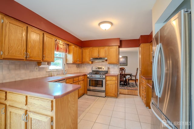 5 Wetherhill Way S, Brunswick, NJ 08810 - kitchen with stainless steel appliances, a sink, under cabinet range hood, a peninsula, and decorative backsplash