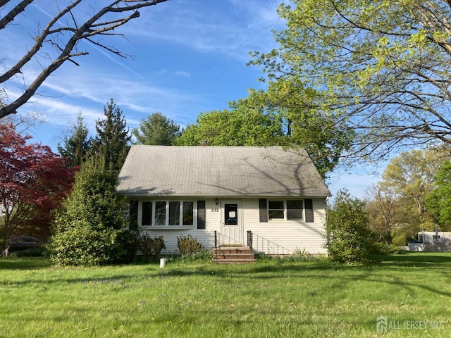 view of front of property with a front yard