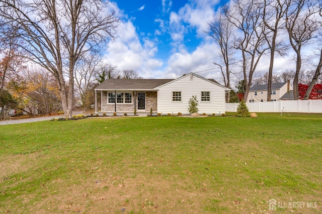 single story home with a front yard