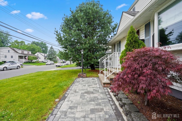 view of green lawn featuring a residential view
