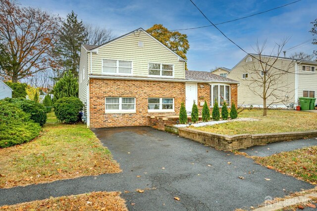 view of front of house with a front lawn