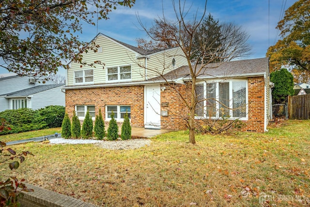 view of front facade with a front yard