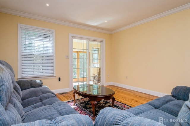 living room featuring recessed lighting, baseboards, ornamental molding, and light wood-type flooring