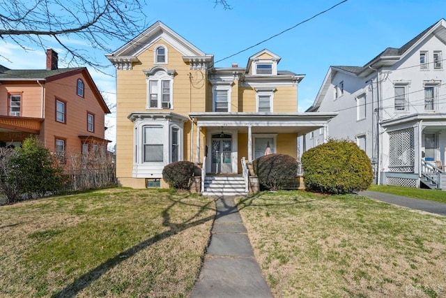 view of front facade featuring covered porch and a front lawn