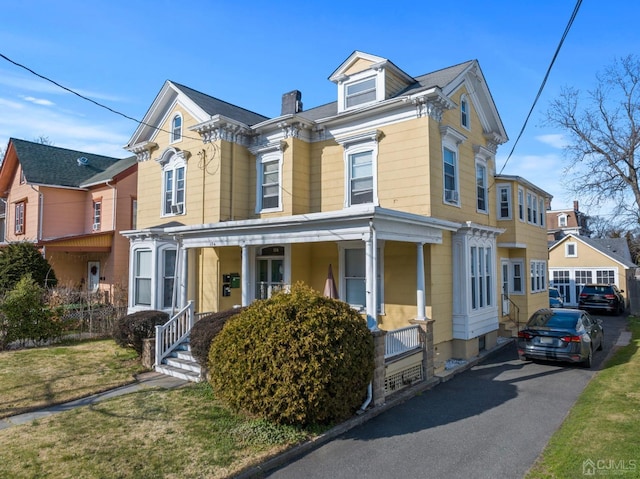 view of front of home featuring a porch and a front lawn