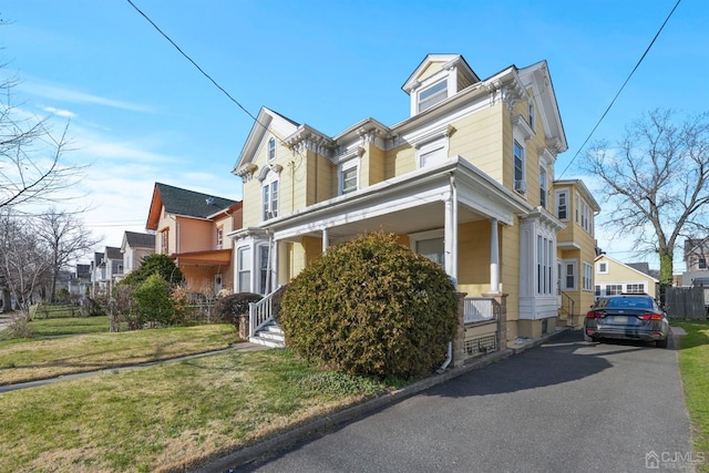 view of side of property featuring a lawn