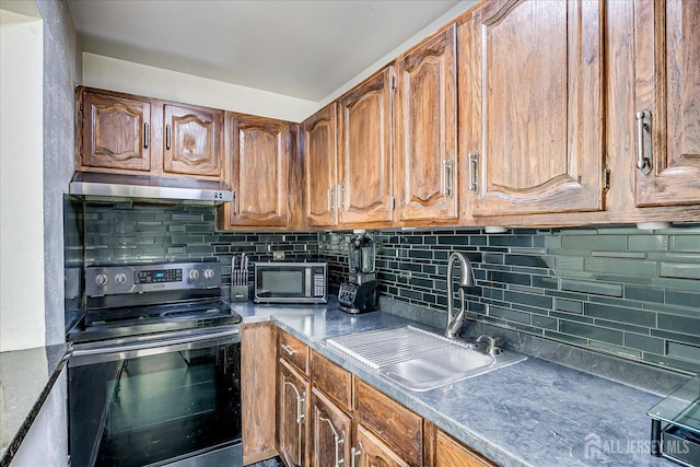 kitchen featuring tasteful backsplash, electric stove, a sink, stainless steel microwave, and under cabinet range hood