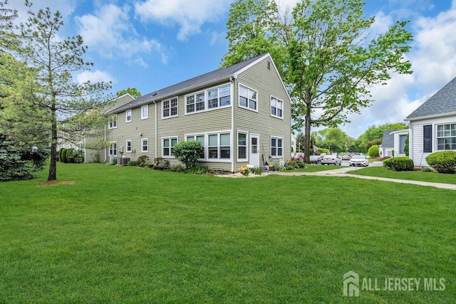view of front of property featuring a front lawn