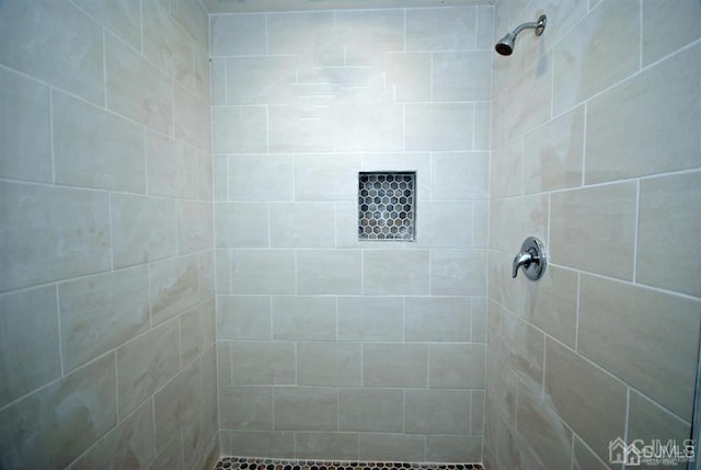 bathroom featuring a tile shower