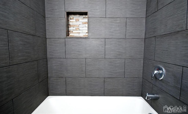 bathroom with tiled shower / bath combo