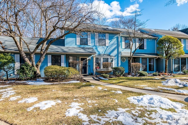 view of front of property featuring a lawn