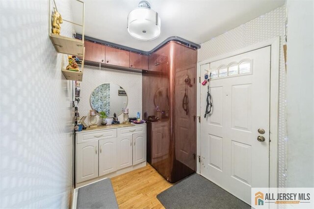 47 Pheasant Run Unit 47, Edison, NJ 08820 - foyer with wallpapered walls and light wood-style flooring