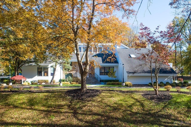 view of front of property with a front yard