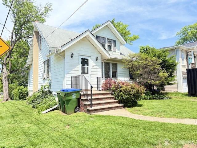 view of front facade with a front lawn