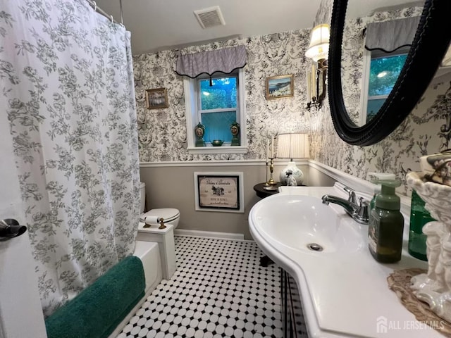 520 Albermarle St, Rahway, NJ 07065 - full bath featuring wallpapered walls, shower / bath combo with shower curtain, and a wainscoted wall