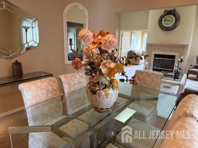 102 Leeds Ln, Monroe, NJ 08831 - dining space with a glass covered fireplace and arched walkways