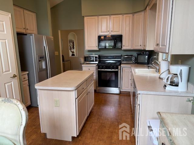102 Leeds Ln, Monroe, NJ 08831 - kitchen featuring stainless steel appliances, light countertops, dark wood finished floors, a kitchen island, and vaulted ceiling