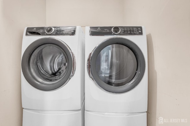 47 Park Gate Dr, Edison, NJ 08820 - laundry room featuring washing machine and clothes dryer