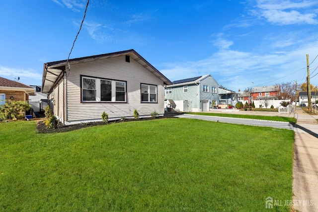 view of front facade featuring a front lawn