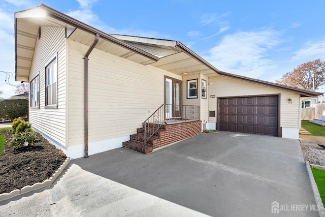 view of front of house with driveway