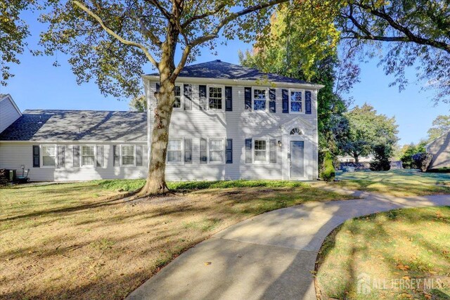 view of front of home featuring a front lawn