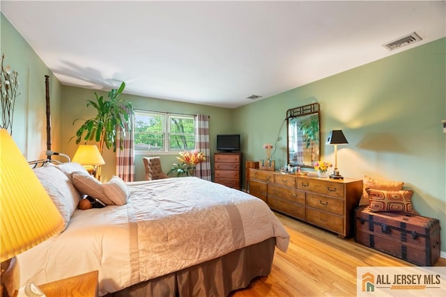 14 Devon Rd, Edison, NJ 08820 - bedroom with light wood finished floors