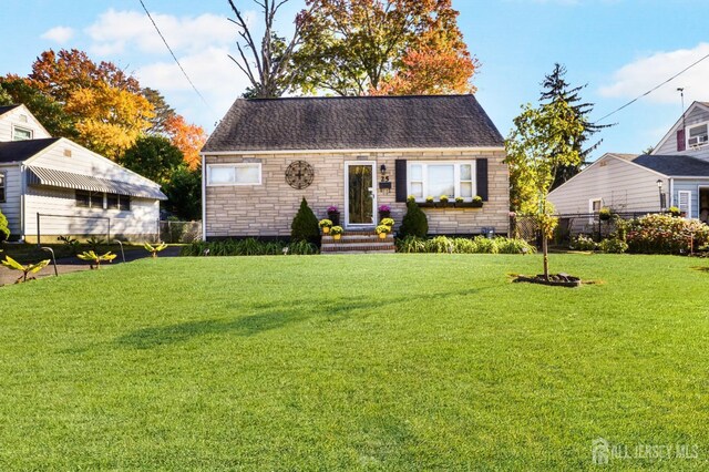 view of front of home featuring a front lawn