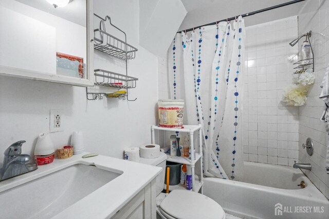 184 Seaman St, New Brunswick, NJ 08901 - bathroom with vanity and shower / tub combo