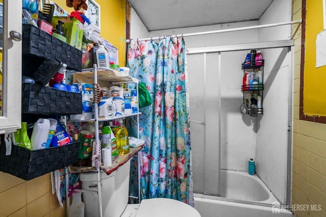 184 Seaman St, New Brunswick, NJ 08901 - bathroom with shower / bath combo and tile walls