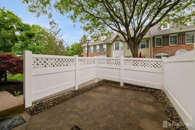125 Albury Way N, Brunswick, NJ 08902 - fenced backyard featuring a patio