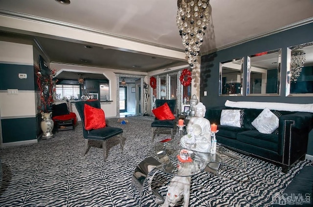 living room featuring carpet floors, arched walkways, baseboards, and crown molding