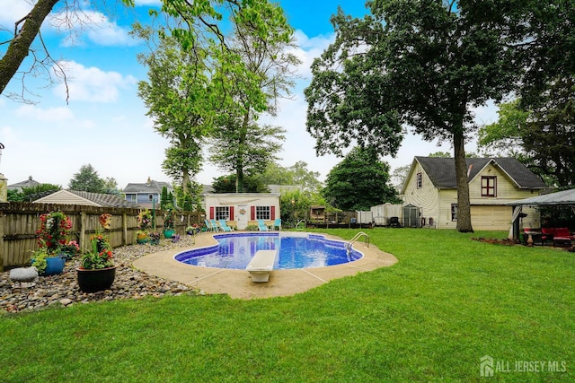 322 2nd St, Middlesex, NJ 08812 - view of pool featuring a fenced backyard, an outdoor structure, and a diving board