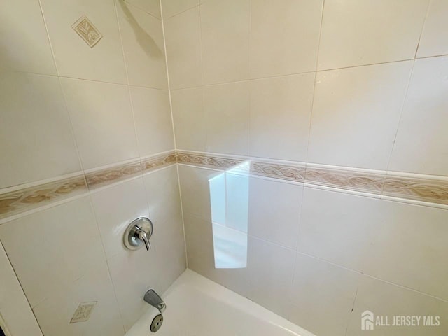 bathroom featuring tiled shower / bath combo