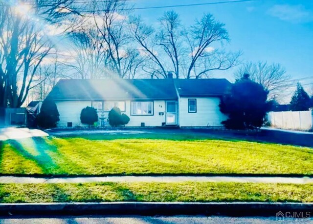 view of front of property featuring a front yard