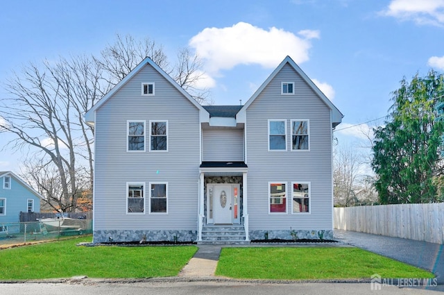 view of front property featuring a front yard