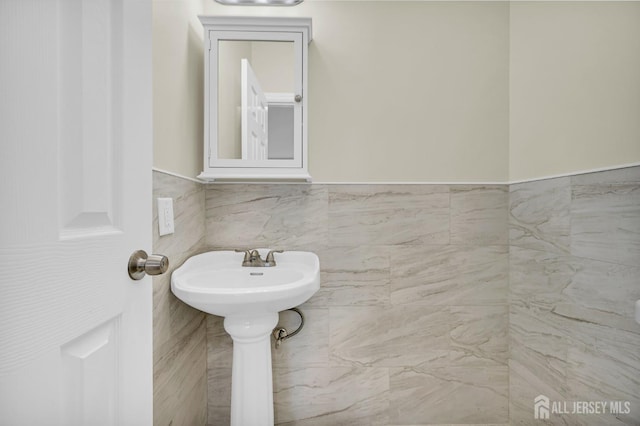 176 Easy St, Edison, NJ 08817 - view of bathroom