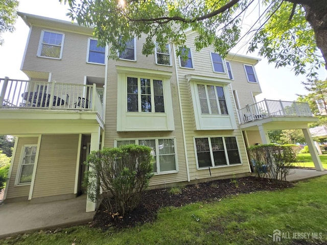 3 Great Beds Way S, Amboy, NJ 08879 - rear view of house with a balcony