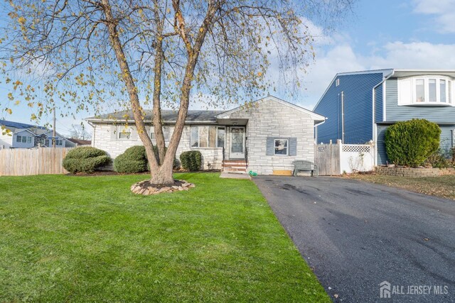 view of front facade featuring a front lawn