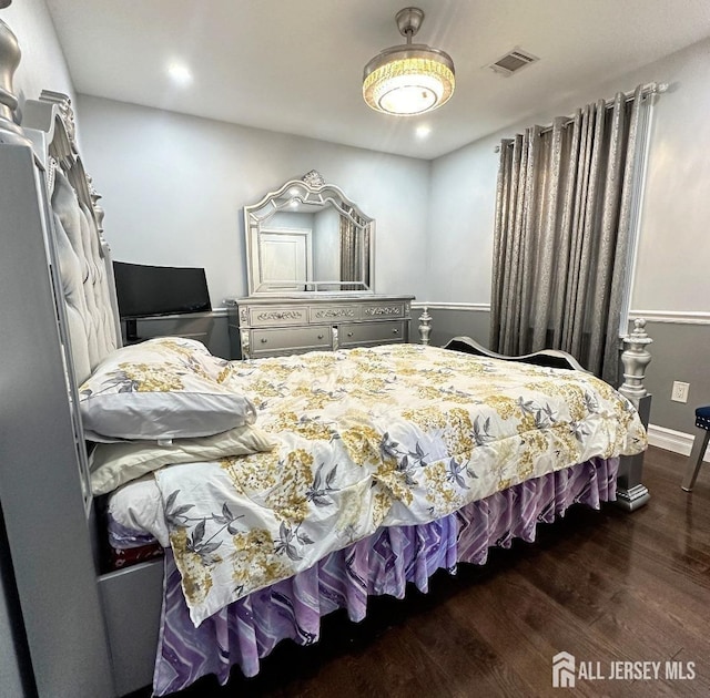 bedroom with recessed lighting, baseboards, visible vents, and wood finished floors