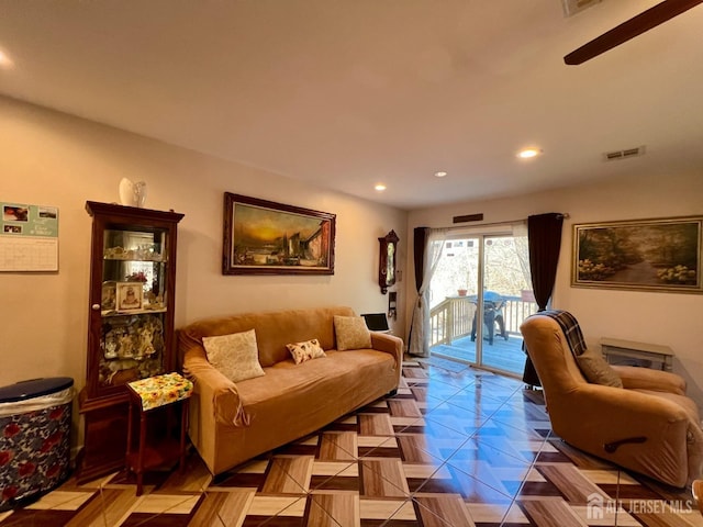 living area featuring recessed lighting and ceiling fan