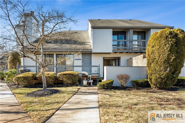 view of front of property with a front yard