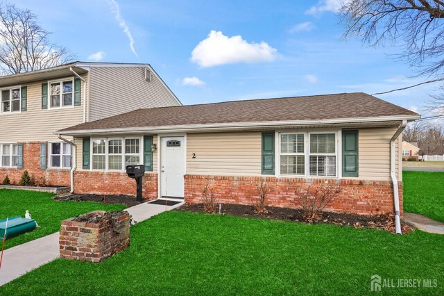 view of front facade with a front yard